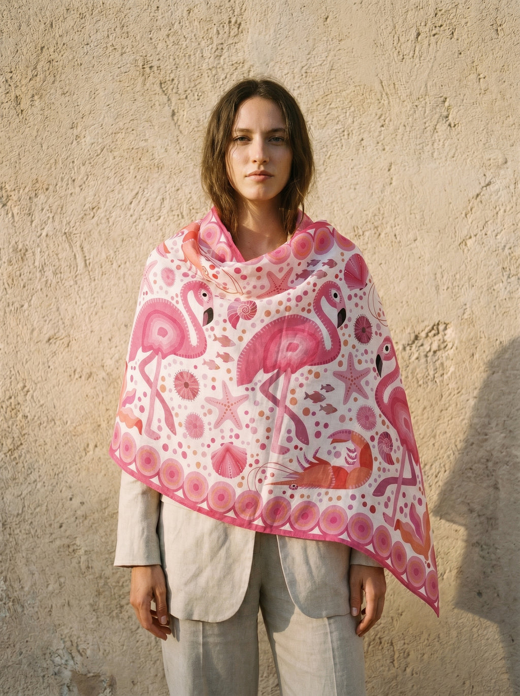 Maison OYO FLAMINGO — étole lin français 70% soie 30%, 130×130cm, motif flamant rose et corail dessiné à la main au Luxembourg. Heritage Archive — edition sold out définitivement.